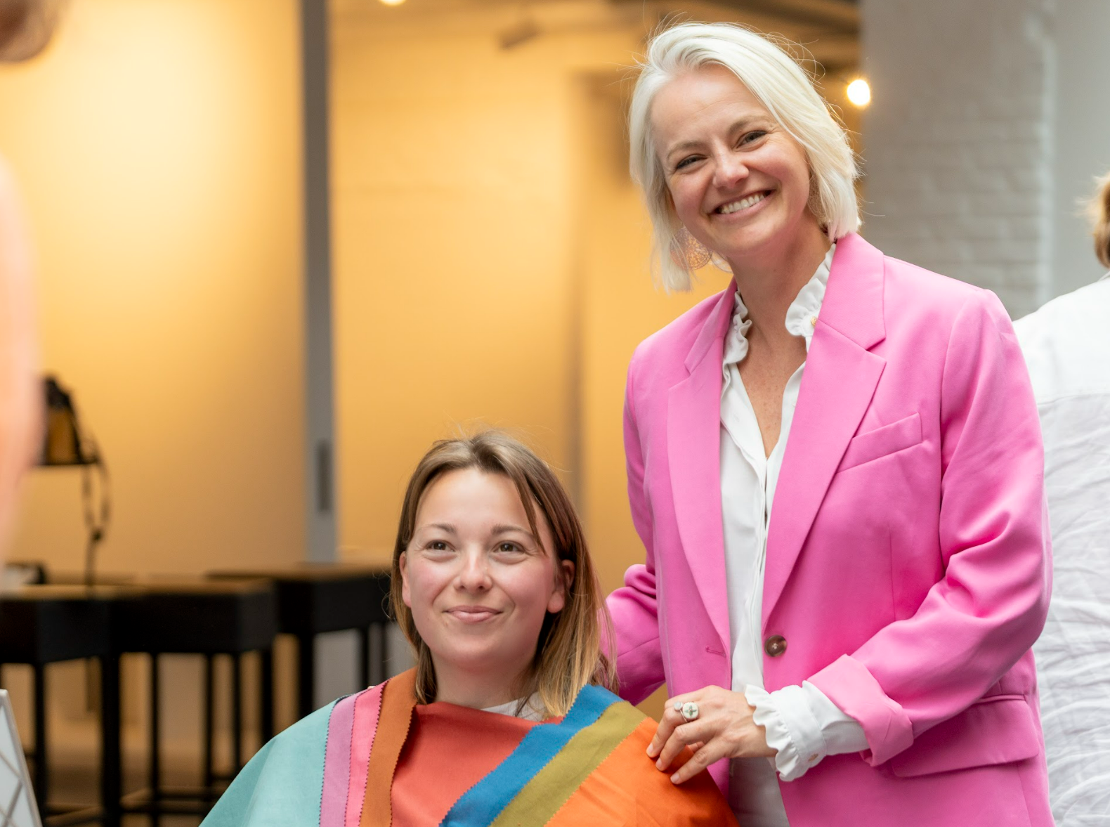 Femme révélée par la couleur dans une activité de conseil en image