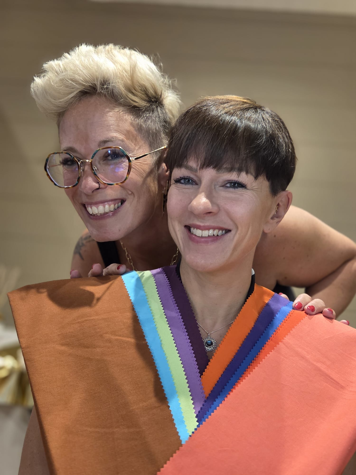 Caroline en pleine analyse colorimétrie avec une cliente